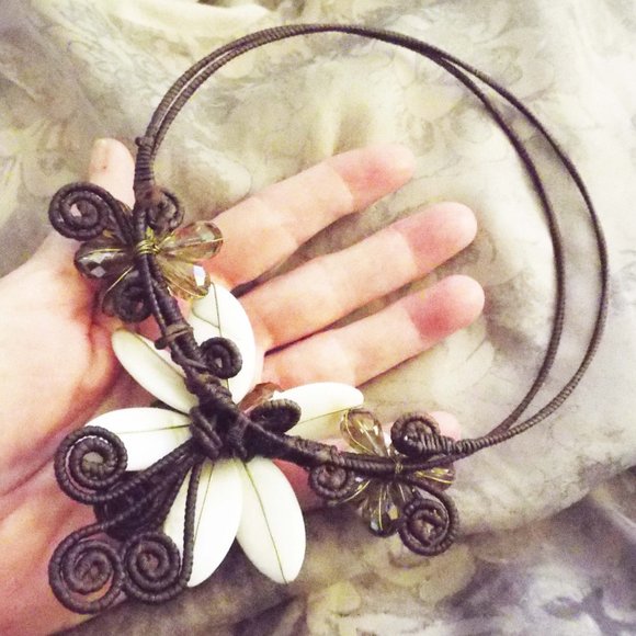 ARTISAN DESIGN SHELL FLOWER PETALS & BRONZE CRYSTALS PEARLS WIRED NECKLACE DR - Picture 4 of 4